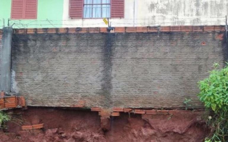 Moradores vivem com risco de desabamento no Bairro do Camargo