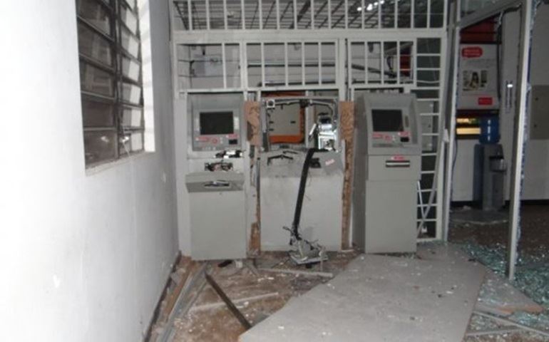 Dois elementos assaltantes de Banco foram presos pela polícia de Itaí ontem.