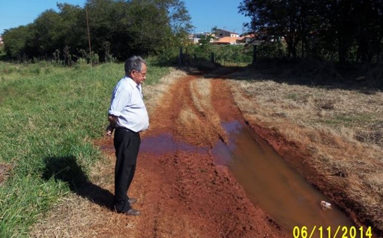 Esgoto da Sabesp escorreu para dentro do açude ocasionando a morte de dez vacas.