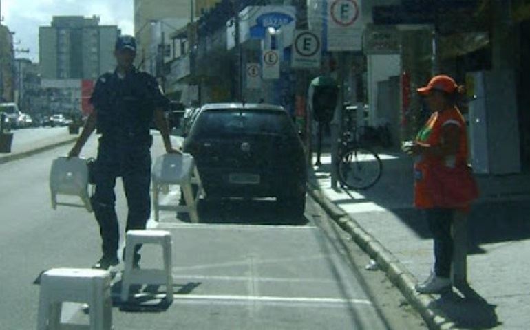 Comerciantes Avareenses estão marcando vagas com cones, caixotes e cadeiras