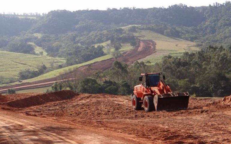 ESTRADA BENEFICIA O BAIRRO PEDRA PRETA
