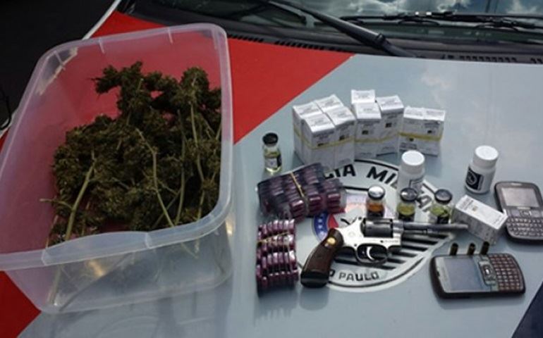 Maconha, arma e anabolizante são apreendidos pela PM em Botucatu