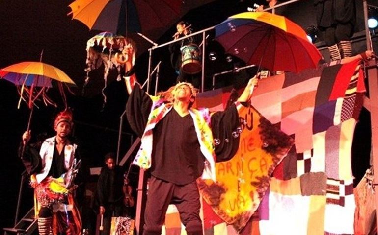 Peça ?Urubu come carniça e voa? é encenada em Itapetininga e Avaré