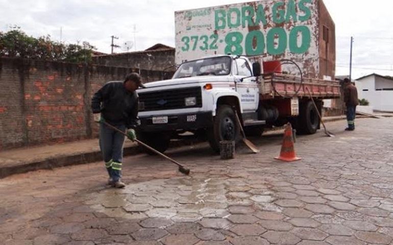 Ruas recebem reparos com lajotas produzidas pela Prefeitura
