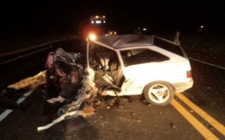 Carro bate em caminhão parado no acostamento e veículos pegam fogo