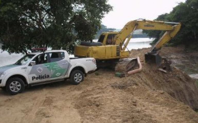Polícia Ambiental multa empresa por extração de argila