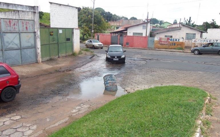 Moradores da Av. João Vitor de Maria estão aguardando providencias da Sabesp a mais de quinze dias.
