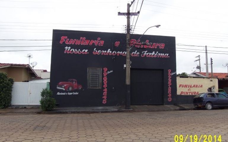 OFICINA DE FUNILARIA E PINTURA FAZ PINTURA DE VEÍCULOS EM PLENA VIA PUBLICA DE AVARÉ.