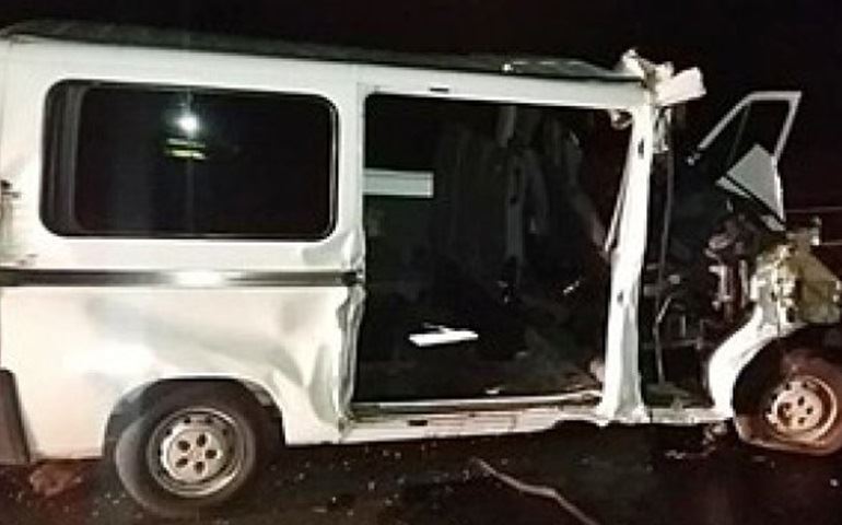 Estudante morre após van escolar bater em caminhão em Iaras