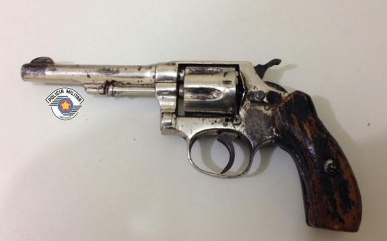 POLÍCIA MILITAR PRENDE HOMEM PELO CRIME DE PORTE ILEGAL DE ARMA DE FOGO