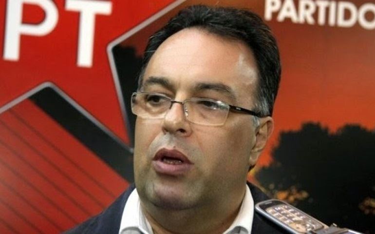 Deputado André Vargas avisa ao PT que vai renunciar