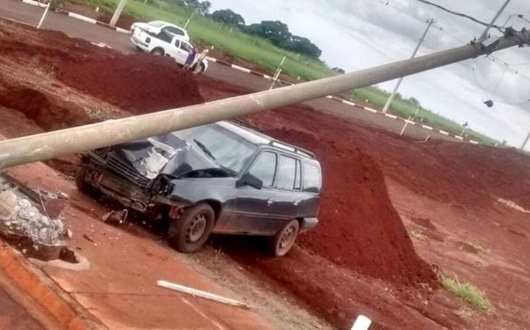 Motorista com CNH vencida bate em poste, foge e é detido em Taquarituba