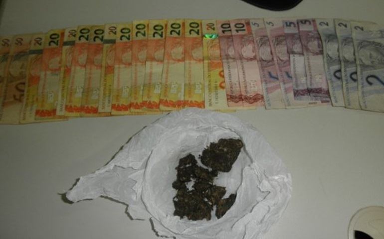 Rapaz é preso com maconha escondida no carro em Taguaí
