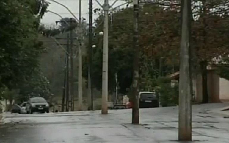 Postes no meio de ruas chamam a atenção em Iaras