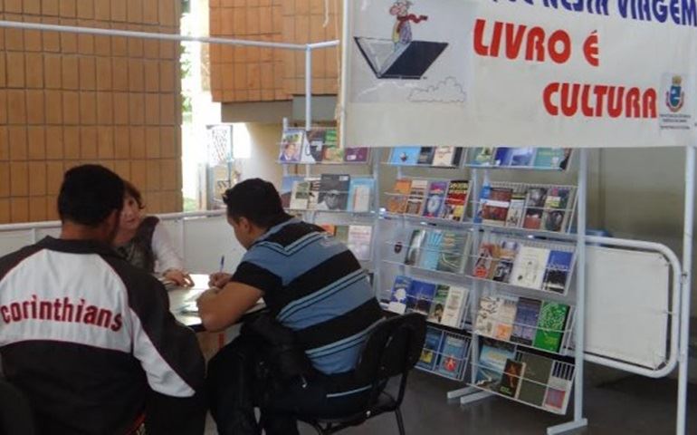 Projeto leva biblioteca itinerante ao terminal rodoviário