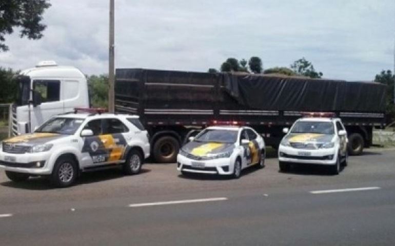 Caminhoneiro é flagrado com tijolos de pasta base de cocaína em Avaré