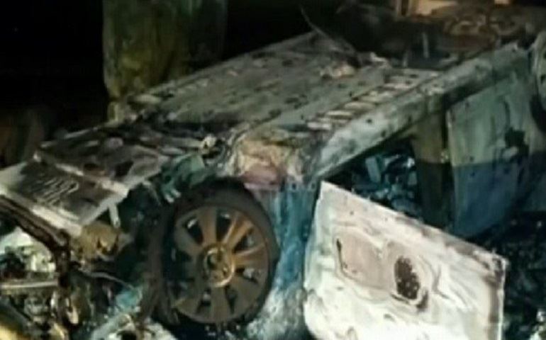 Motorista sofre capotagem e veículo pega fogo em rodovia na madrugada