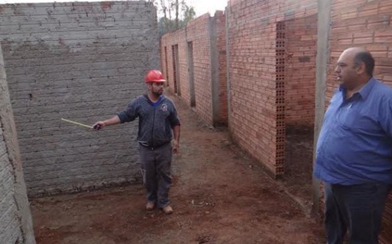 Prefeito vistoria obra da Unidade de Saúde do Ipiranga