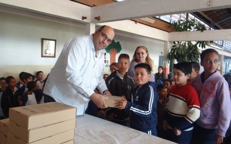 Prefeito entrega kits escolares na rede municipal de ensino