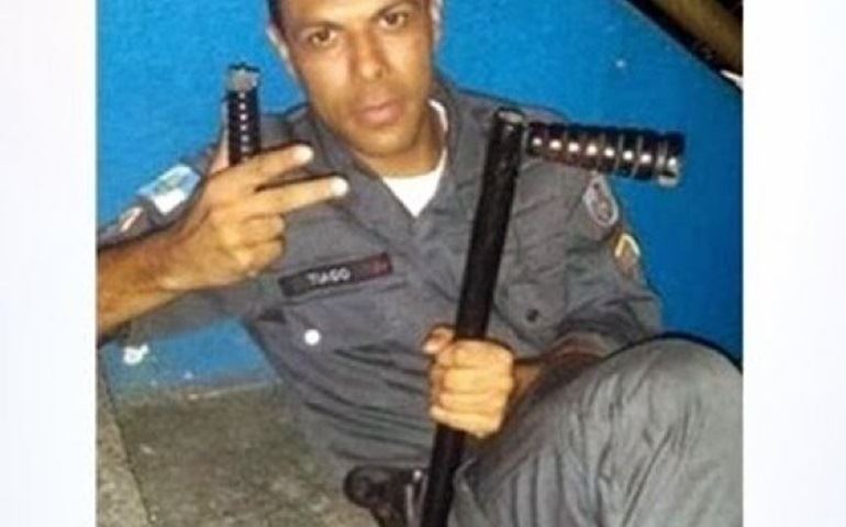 PM que ironizou ato no Rio ao posar com cassetete quebrado é promovido