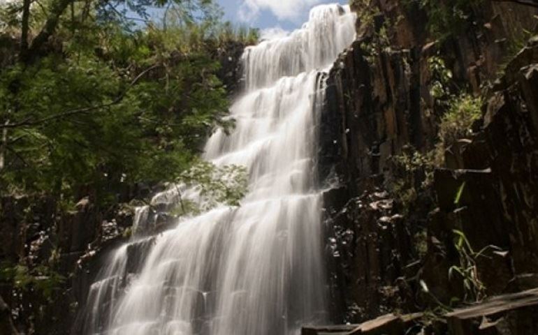 Rapaz tem lesão na coluna cervical ao cair de cachoeira em Angatuba