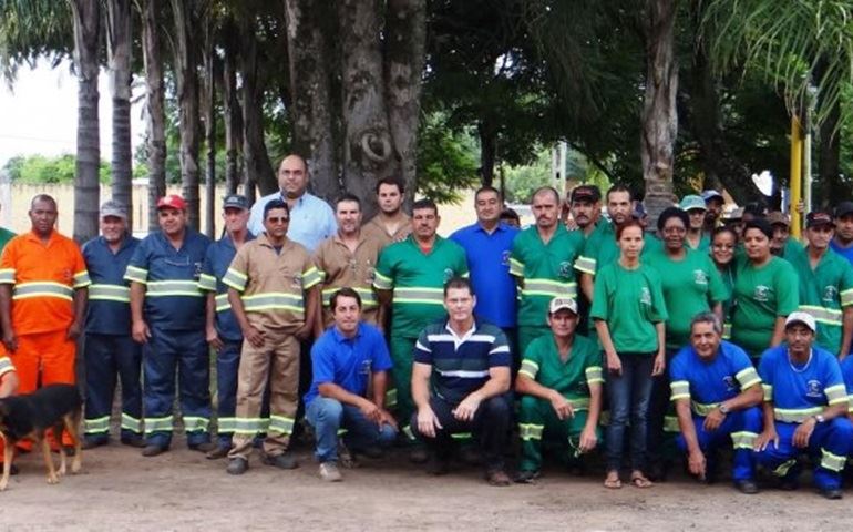 Prefeito entrega 2.772 uniformes para funcionários dos setores de serviços