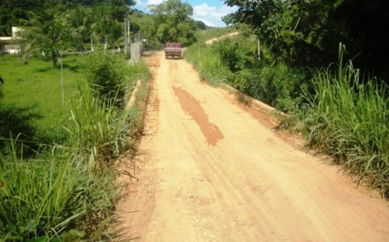 Carros batem de frente e ferem quatro pessoas em Bernardino de Campos