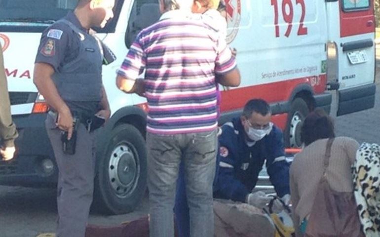 Mulher fica ferida ao ser atropelada por moto no Centro de Avaré