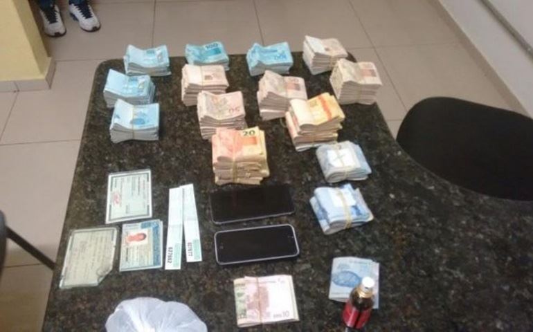 POLICIAMENTO RODOVIARIO PRENDE 2 INDIVIDUOS