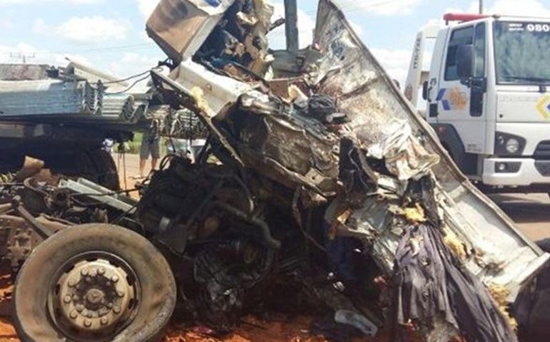 Acidente mata homem e faz soda cáustica cair na Raposo Tavares em Paranapanema