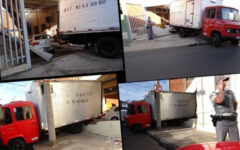 Caminhão perde freio e invade prédio dos Correios em Botucatu