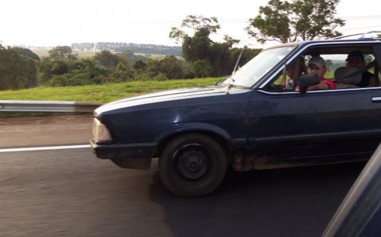 Ontem um Veículo caminhou Quilômetros pelo acostamento da contra mão em plena João Mellão.