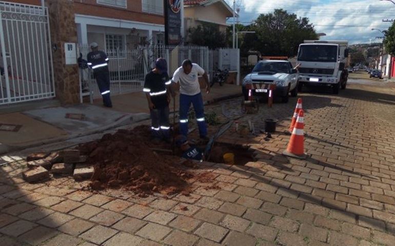Funcionário da Sabesp se exalta ao ver repórter fotografando e o agride