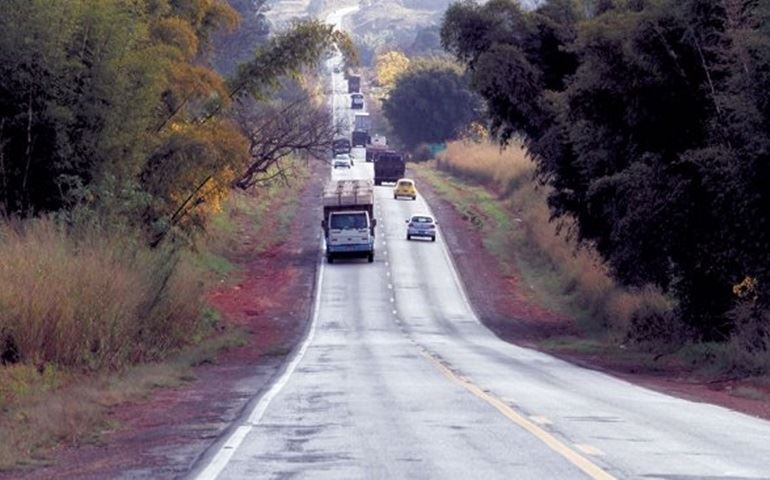 Acidente entre bitrem e carro mata dois na SP-270 em Angatuba