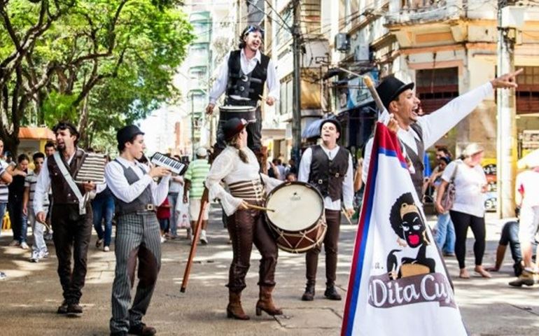 Domingo tem teatro de rua no Largo São João