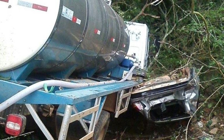 Carro parado em rua é arrastado até barranco por caminhão em Angatuba