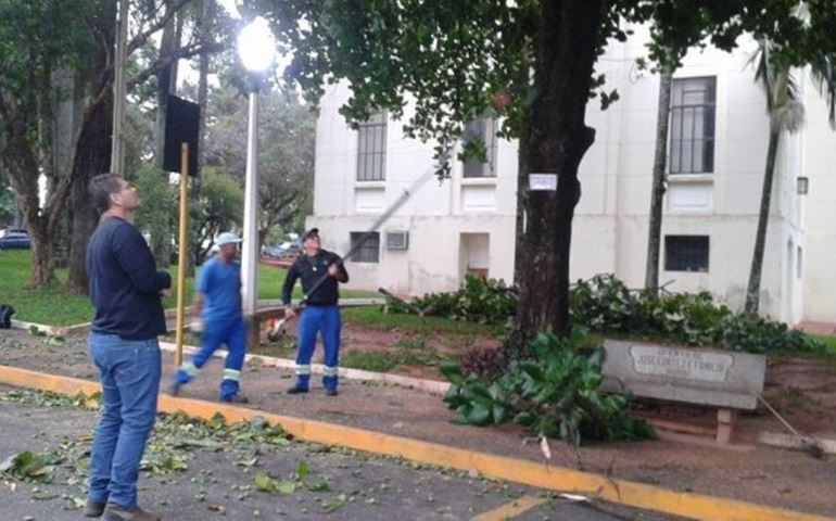  PREFEITURA SE MOBILIZA PARA CONTER ESTRAGOS DAS CHUVAS 
