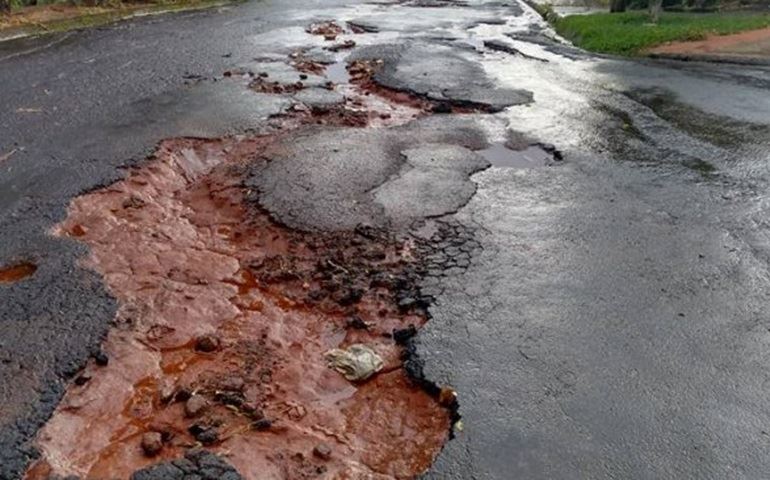 Moradores do Vera Cruz sofrem com ruas esburacadas