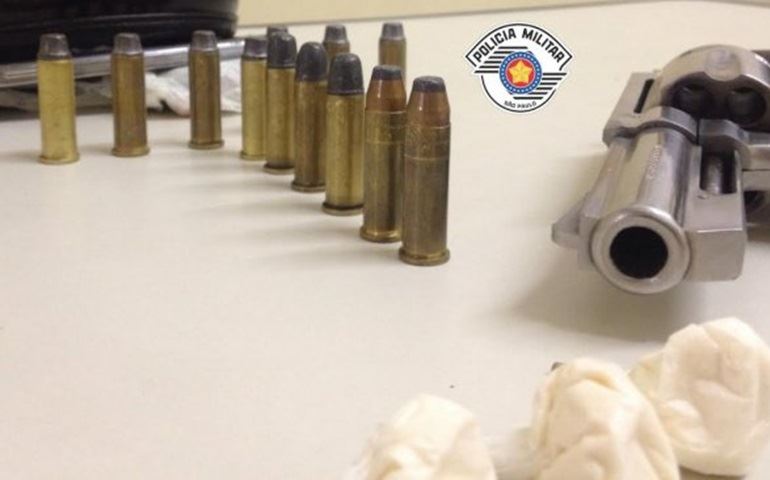 POLÍCIA MILITAR PRENDE HOMEM POR POSSE ILEGAL DE ARMA DE FOGO E TRÁFICO DE DROGAS