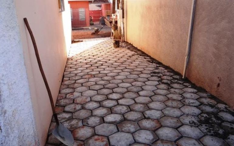 Viela São Luiz recebe calçamento com lajotas
