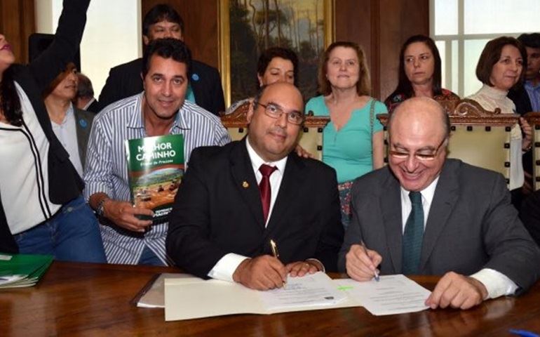 Prefeito assina novo convênio do Melhor Caminho