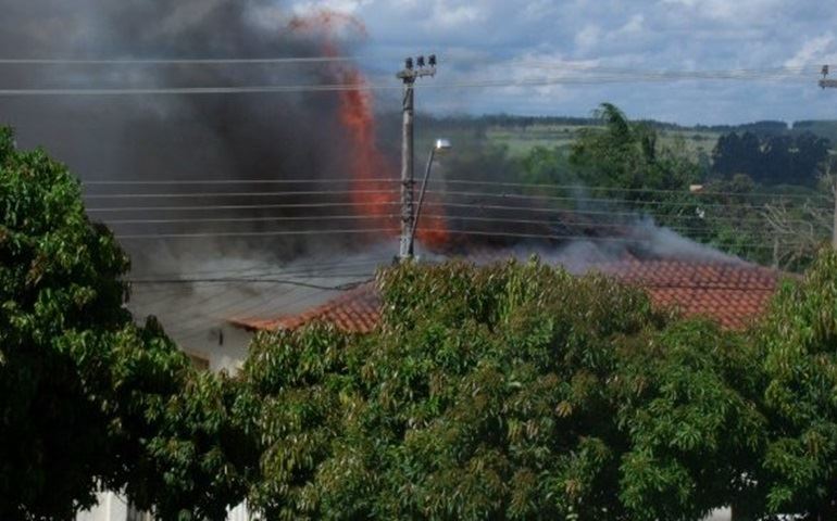 Incêndio destruiu uma residência em Cerqueira Cesar ontem.
