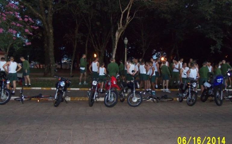 Tiro de Guerra realiza testes de aptidão física no parque da CAIC.