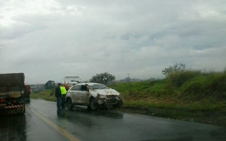 CAPOTOU O CARRO NA RAPOSO TAVARES No Km 197