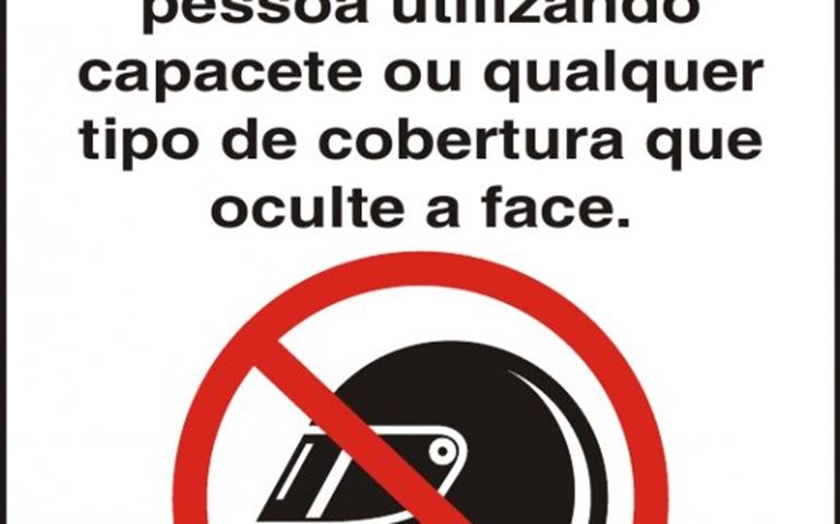 A lei municipal proibindo uso de capacetes em estabelecimentos, está sendo desprezada.