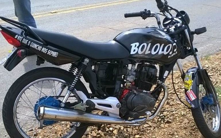 Adolescente sem habilitação bate na traseira de trator em Angatuba