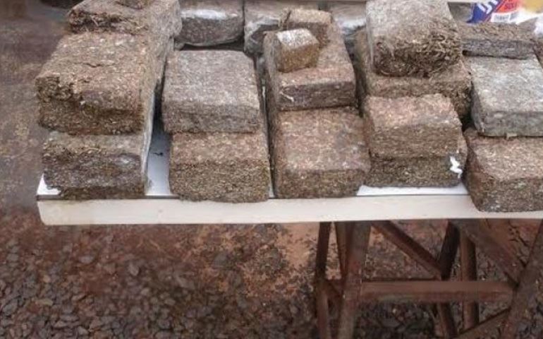 POLÍCIA MILITAR PRENDE TRÊS PESSOAS NA CIDADE DE ITAÍ PELO CRIME DE TRÁFICO DE DROGAS