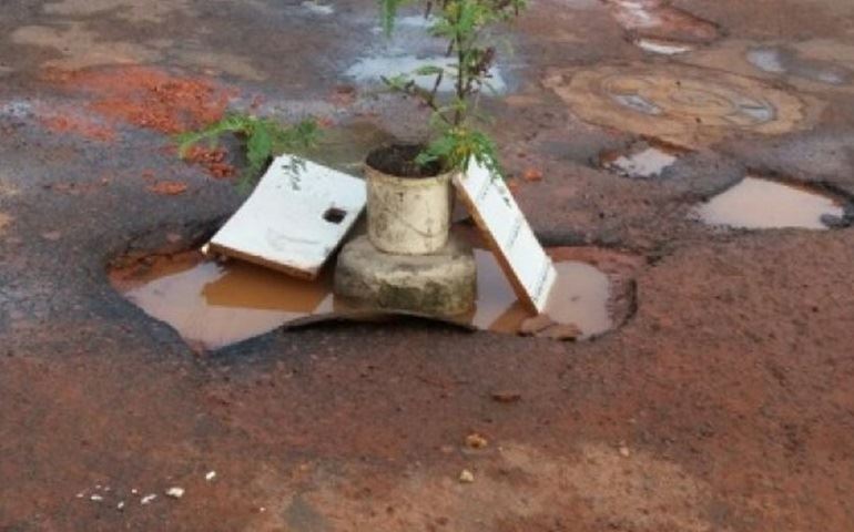 Moradores sofrem com os buracos de Poio