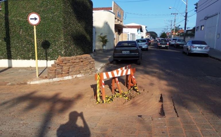 MAIS UMA CÁCA DA SABESP NA ESQUINA DA STA. CASA DE AVARÉ.