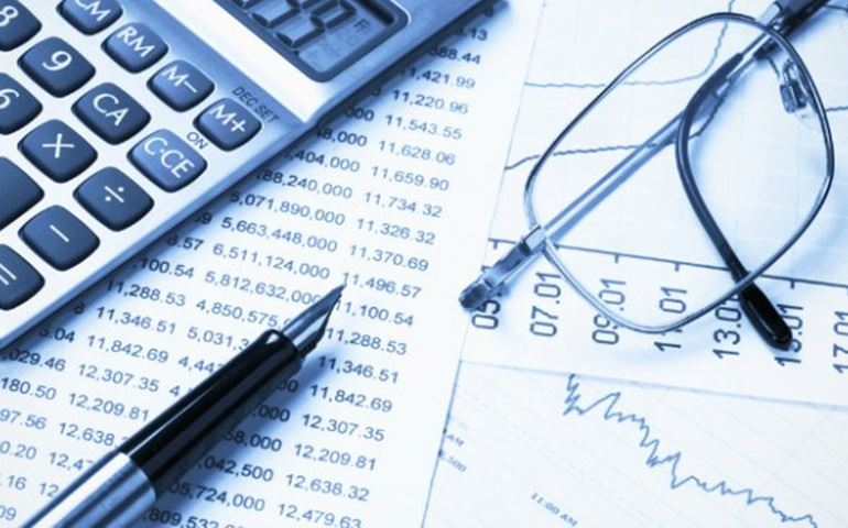 Empresas cortam investimentos para tentar se adequar ao ambiente de crise